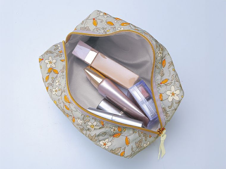 フィオリート・キルティングボックスポーチの使用イメージ