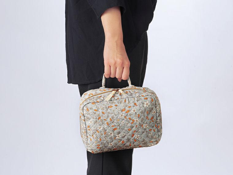 フィオリート・ハンドル付きキルティングオープンポーチはハンドル付きなので持ち歩きしやすい