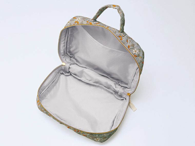 フィオリート・ハンドル付きキルティングオープンポーチは大きく開き出し入れしやすい