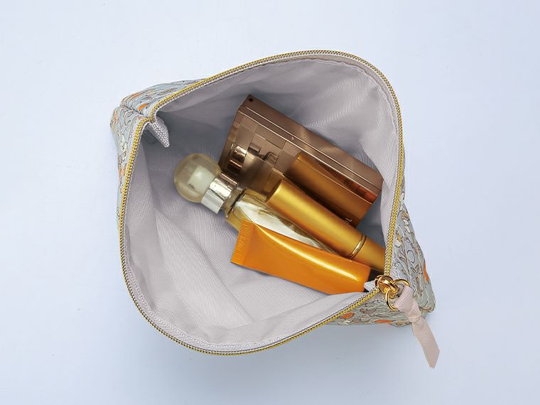 フィオリート・キルティングスリムポーチの使用イメージ