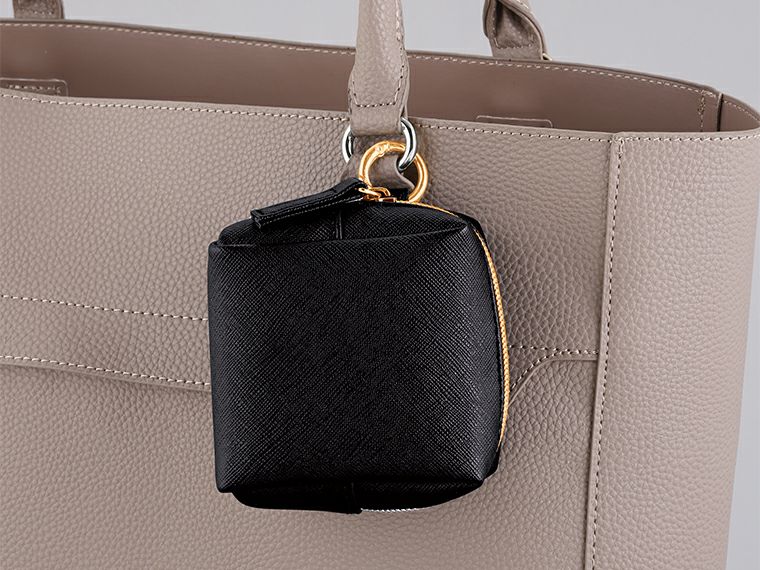 リングカラビナ付きスクエアポーチにはキーリングがあるので吊り下げられます