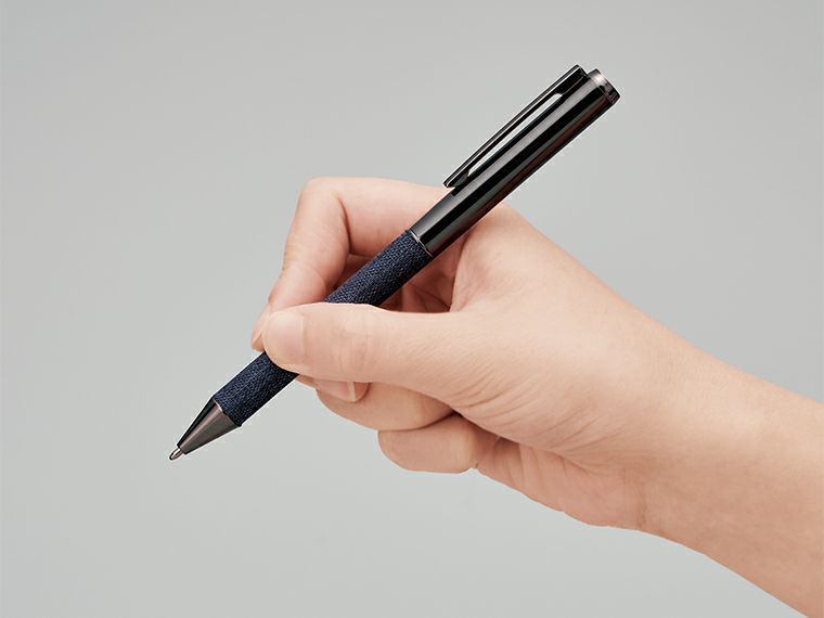 リサイクルPET生地使用ボールペン（ケース入り）の使用イメージ