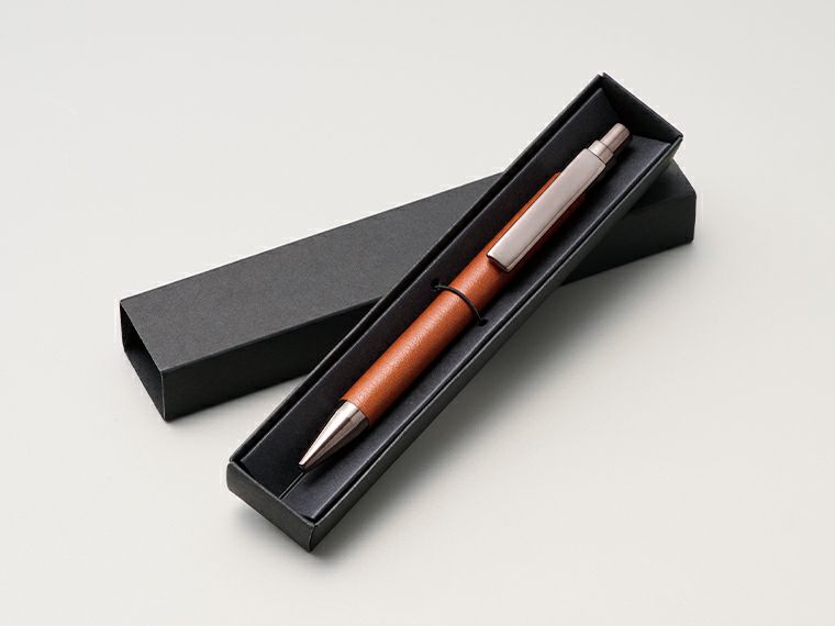 レザー調ボールペンは専用の化粧箱入り