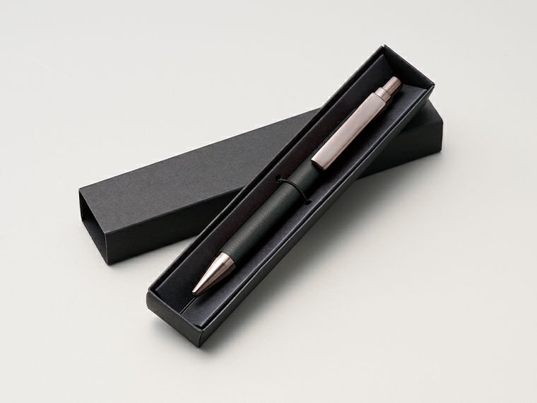 レザー調ボールペンはレザー調ボールペンは専用の化粧箱入り