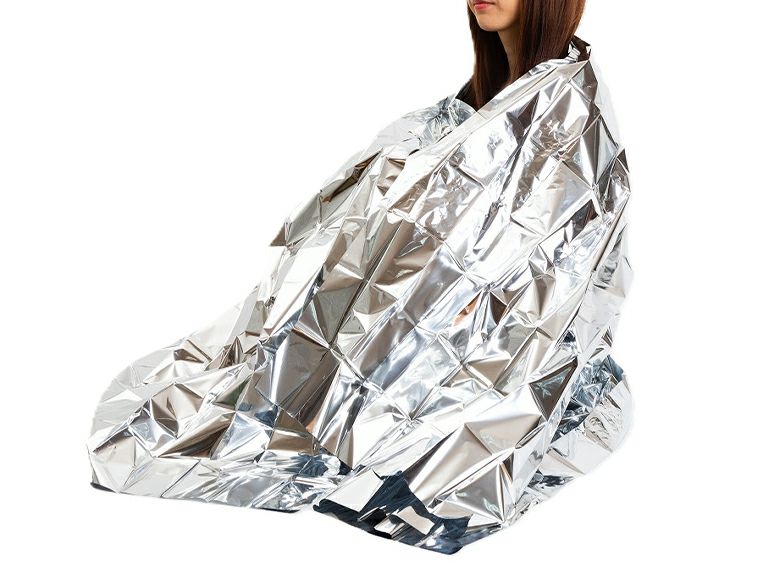 車載用緊急セットのアルミブランケットは体をすっぽり覆えるサイズ感