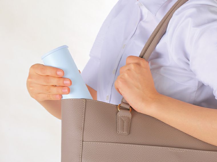 持ち運べるシリコン氷のう（ステンレスケース付き）の使用イメージ