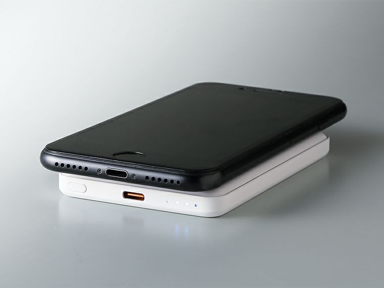 マグネット式ワイヤレスバッテリー5000（マグネットリング付き）はマグネットでスマホとくっつきます
