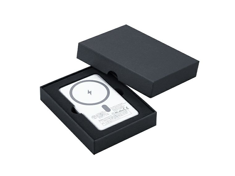 マグネット式ワイヤレスバッテリー5000（マグネットリング付き）の化粧箱入り画像