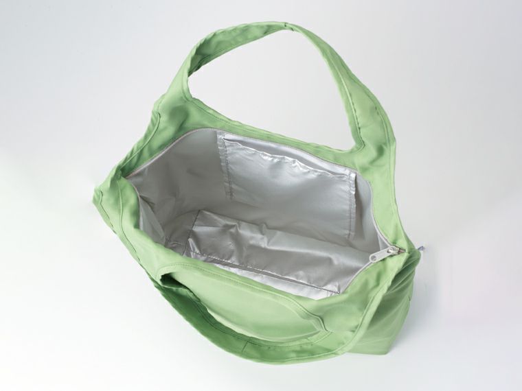 リル　再生PET保冷温ふんわりトートの内側はアルミコーティング加工なので折りたたみしやすいです。