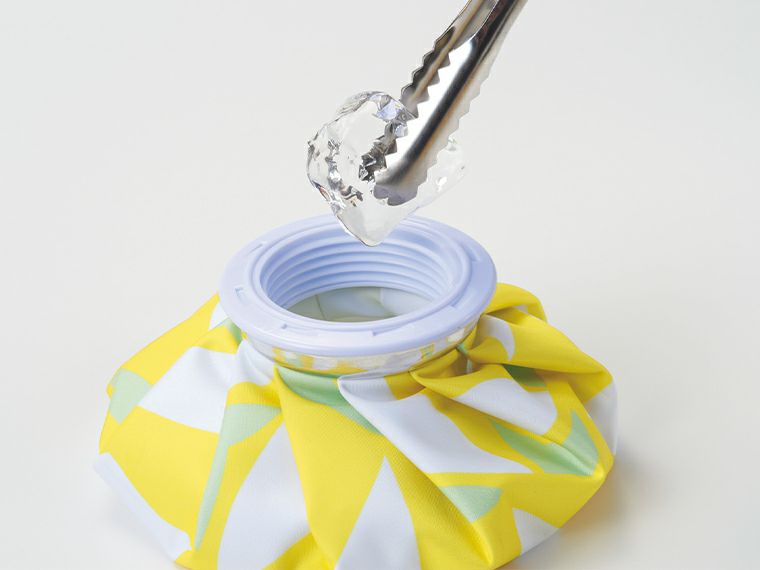 伊砂文様　氷のうは広口なので氷も入れやすいです。