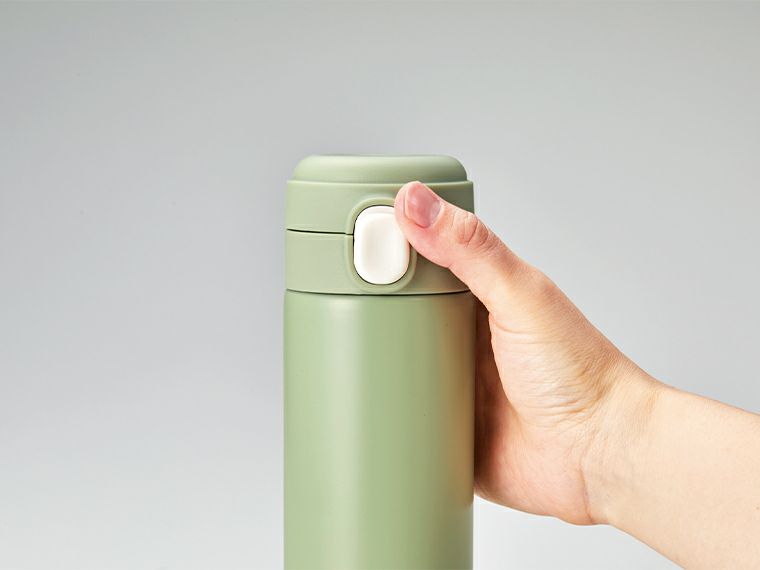ワンプッシュ　真空保冷温ボトル300mlの蓋にはロック機能があります。