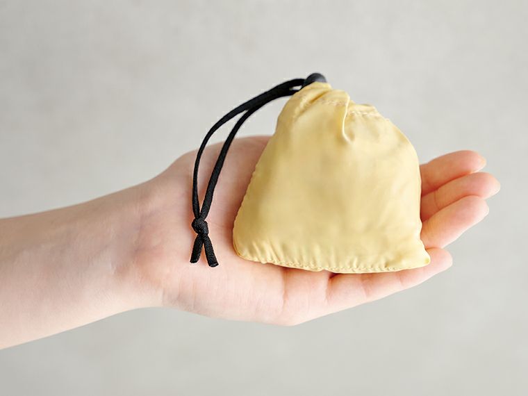 ミニ収納ナイロンバッグはくっしゃっと丸めるだけでコンパクトにできます。