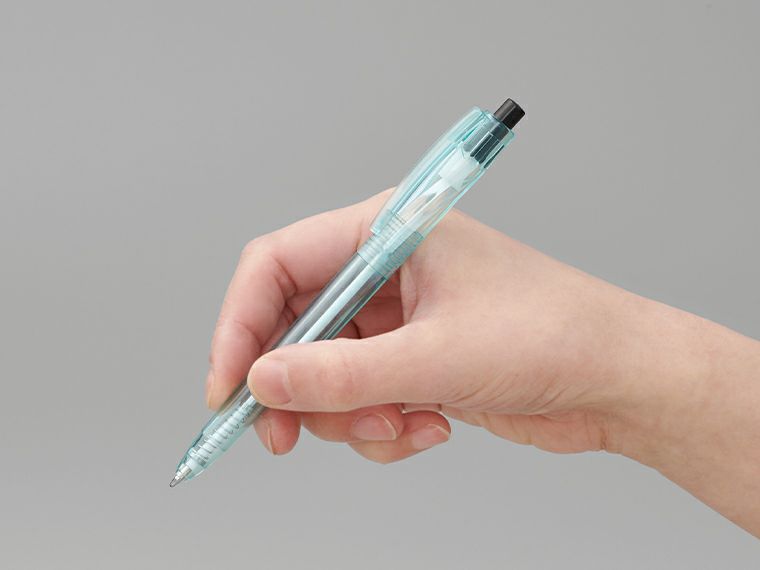 海洋プラスチックをリサイクルしたボールペンの使用イメージ