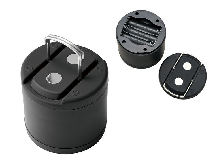 COBプッシュライトにはマグネットとフックがあるので手に持たずに使えます。