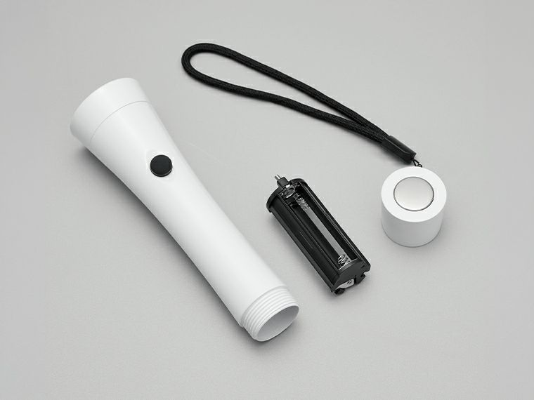 マグネット付き２WAYライトは単4乾電池3本で使えます。