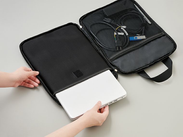 PC収納バッグには内ポケットがあるので書類やガジェットも一緒に持ち歩けます。