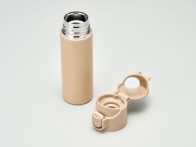 片手で飲めるワンタッチミニボトル140mlのキャップにはロック機能があります。